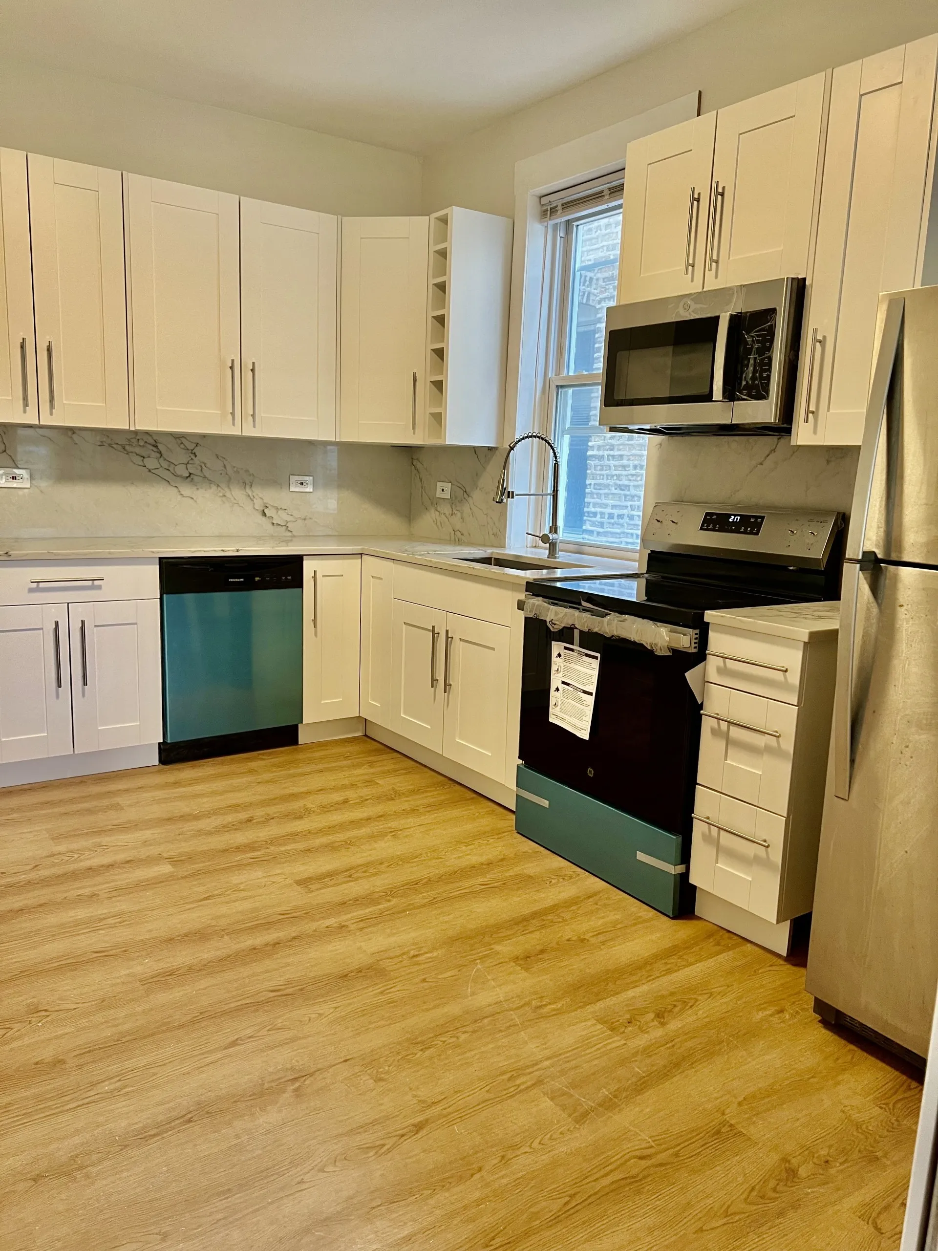 4242 N Damen Ave 60618 60618-Chicago-IL