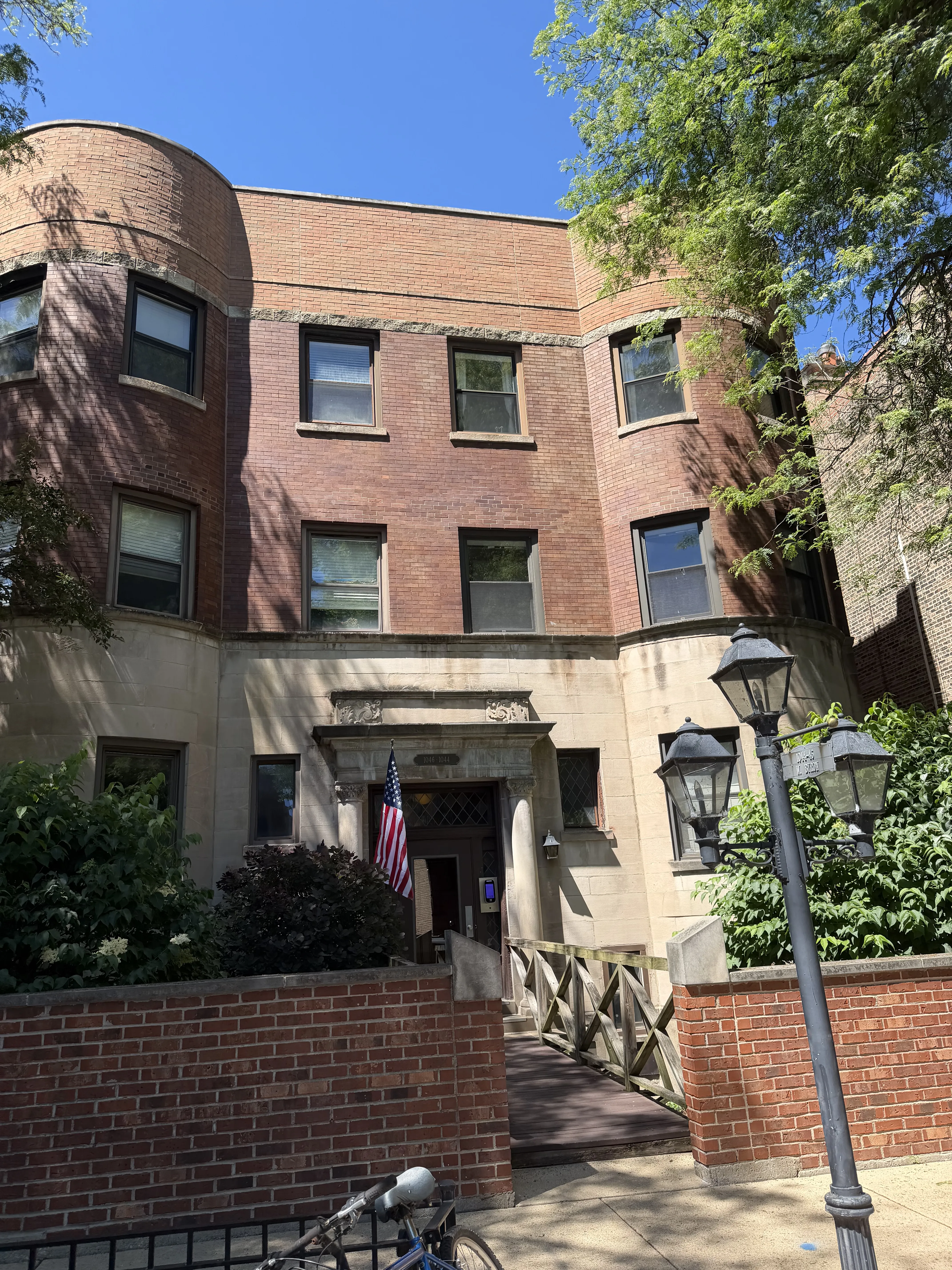 1044 W Byron #G 60613 60613-unit#G-Chicago -IL