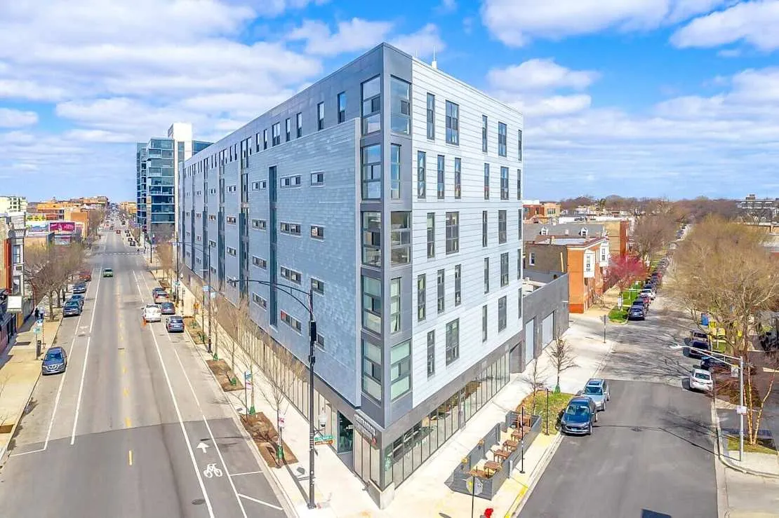 2211 N Milwaukee Ave 60647 60647-Chicago-IL