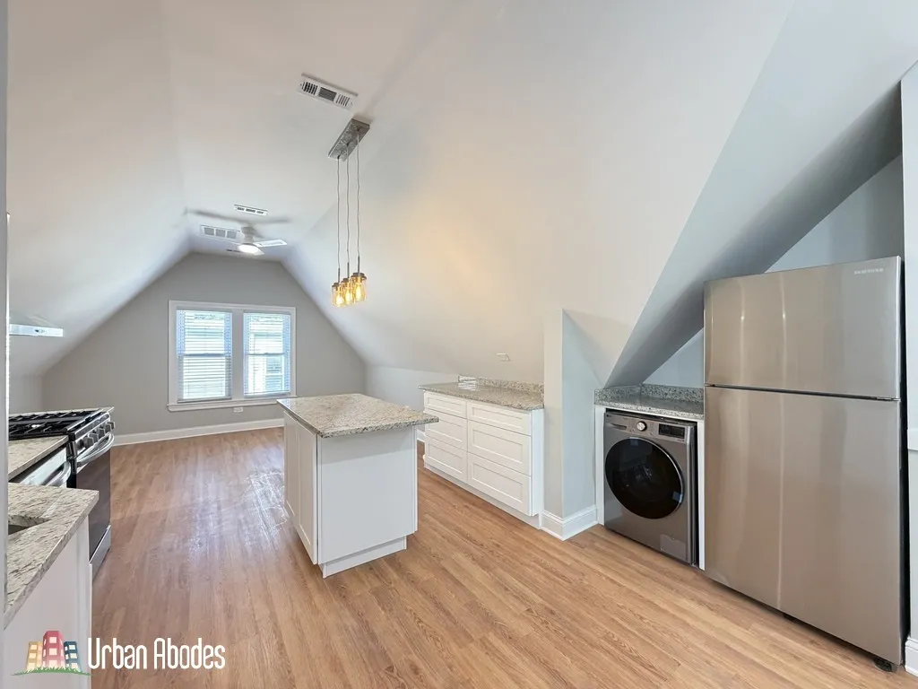 1721 W Nelson St   60657 60657-unit#3 Coach-Chicago-IL