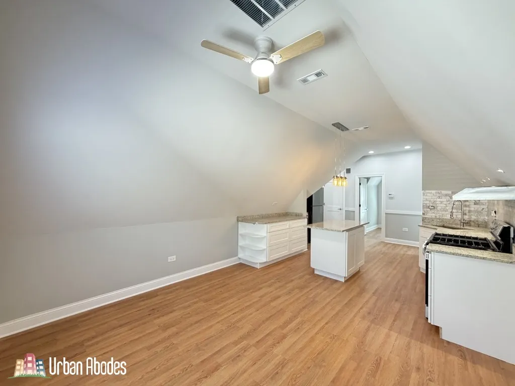 1721 W Nelson St   60657 60657-unit#3 Coach-Chicago-IL