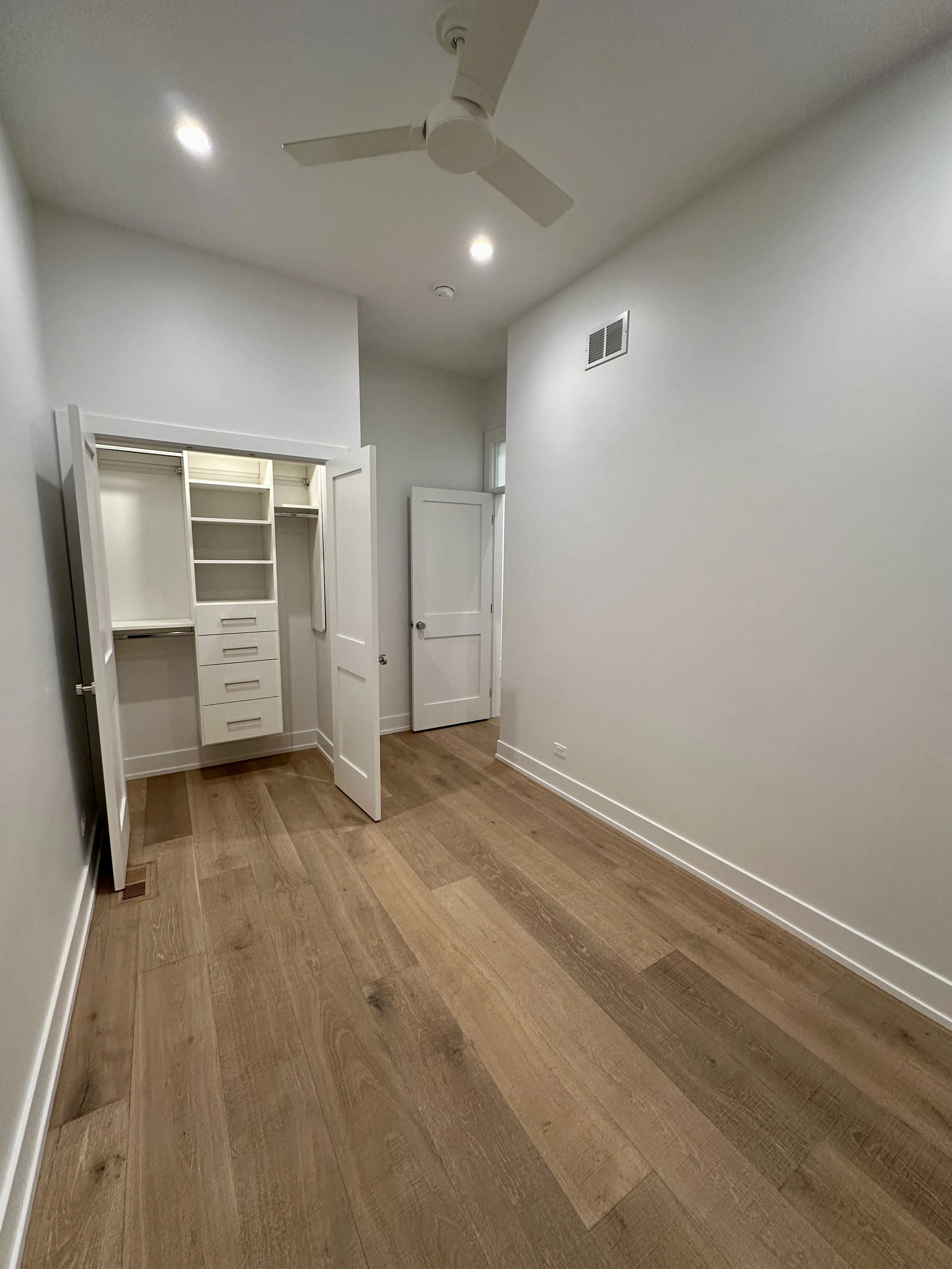 2950 N Sheffield Ave   60657 60657-unit#1F-Chicago-IL