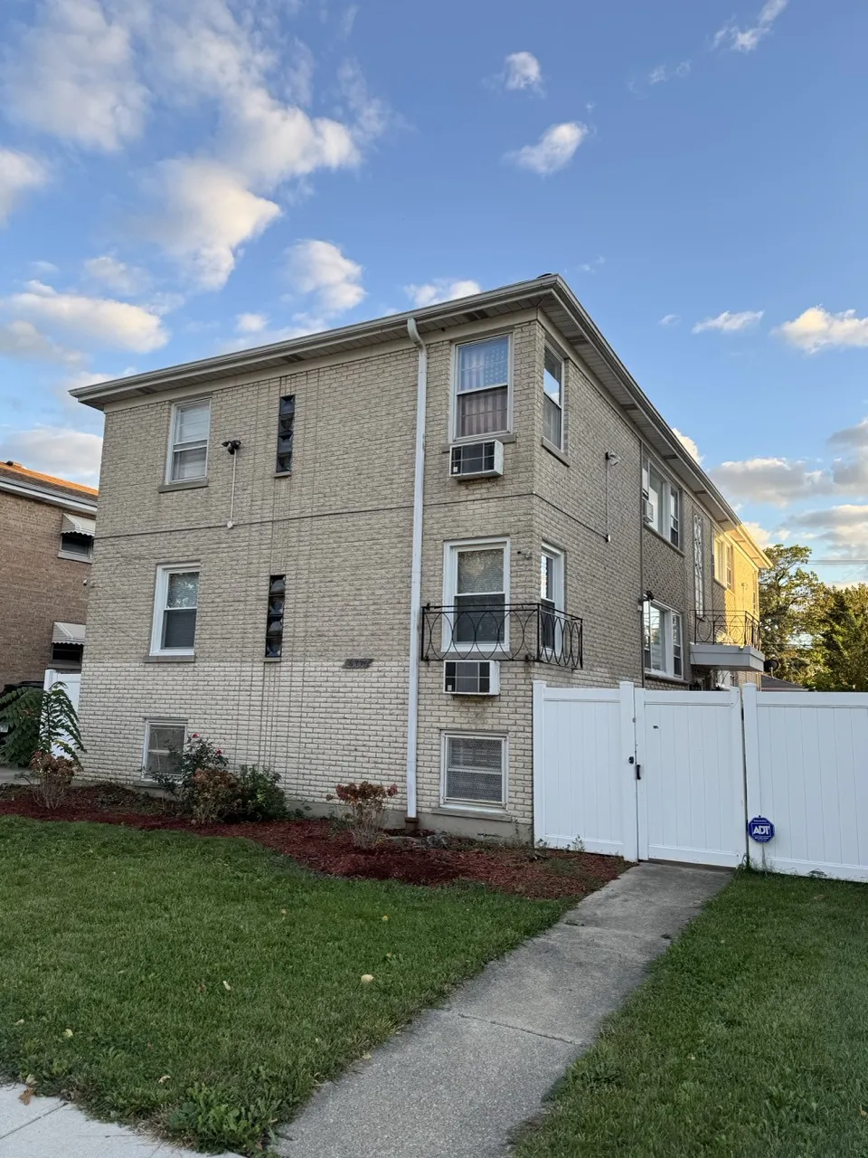 6331 W Devon Ave 60646 60646-unit#2R-Chicago-IL