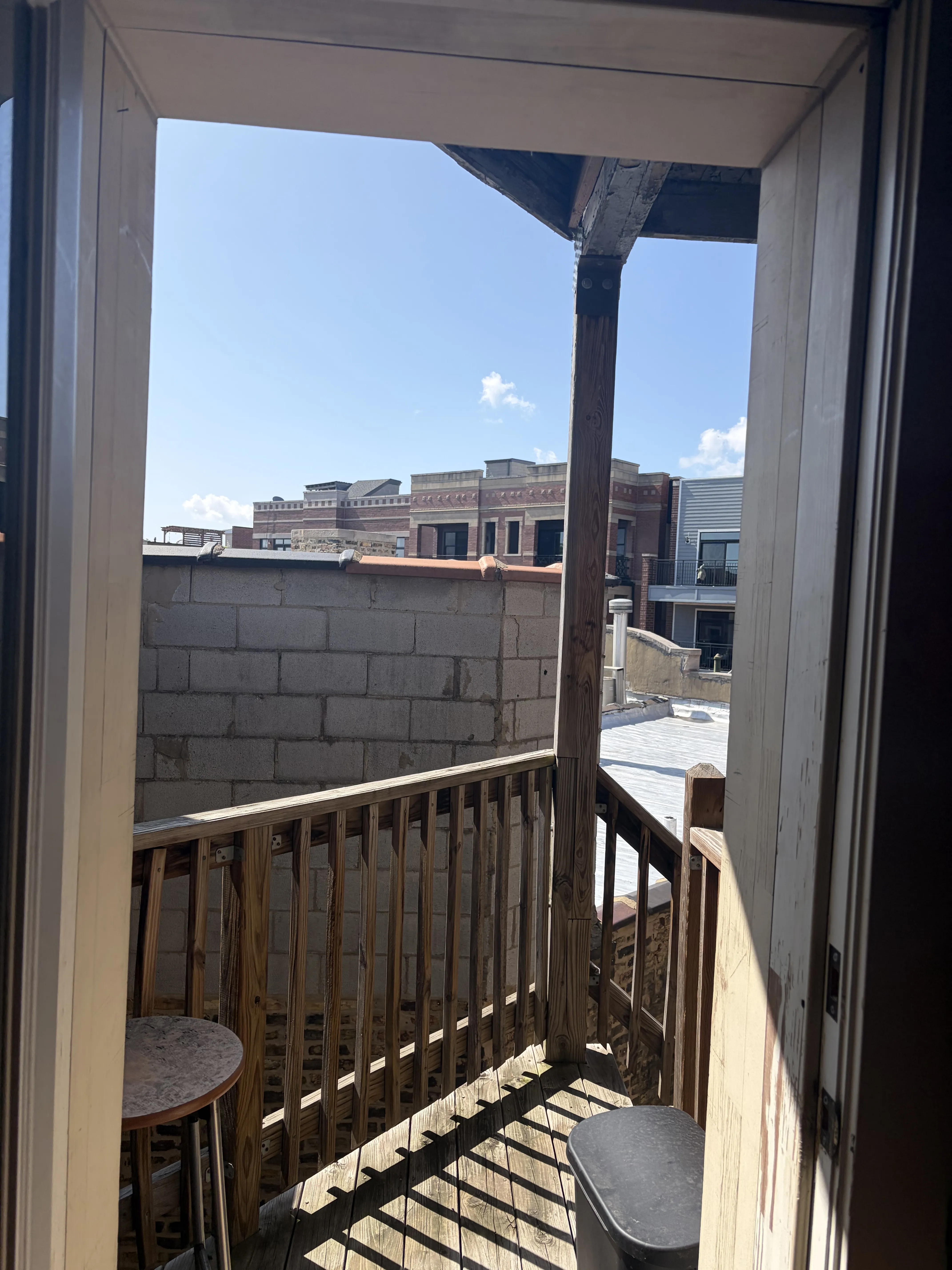 2243 W Barry Ave 60618 60618-Chicago-IL