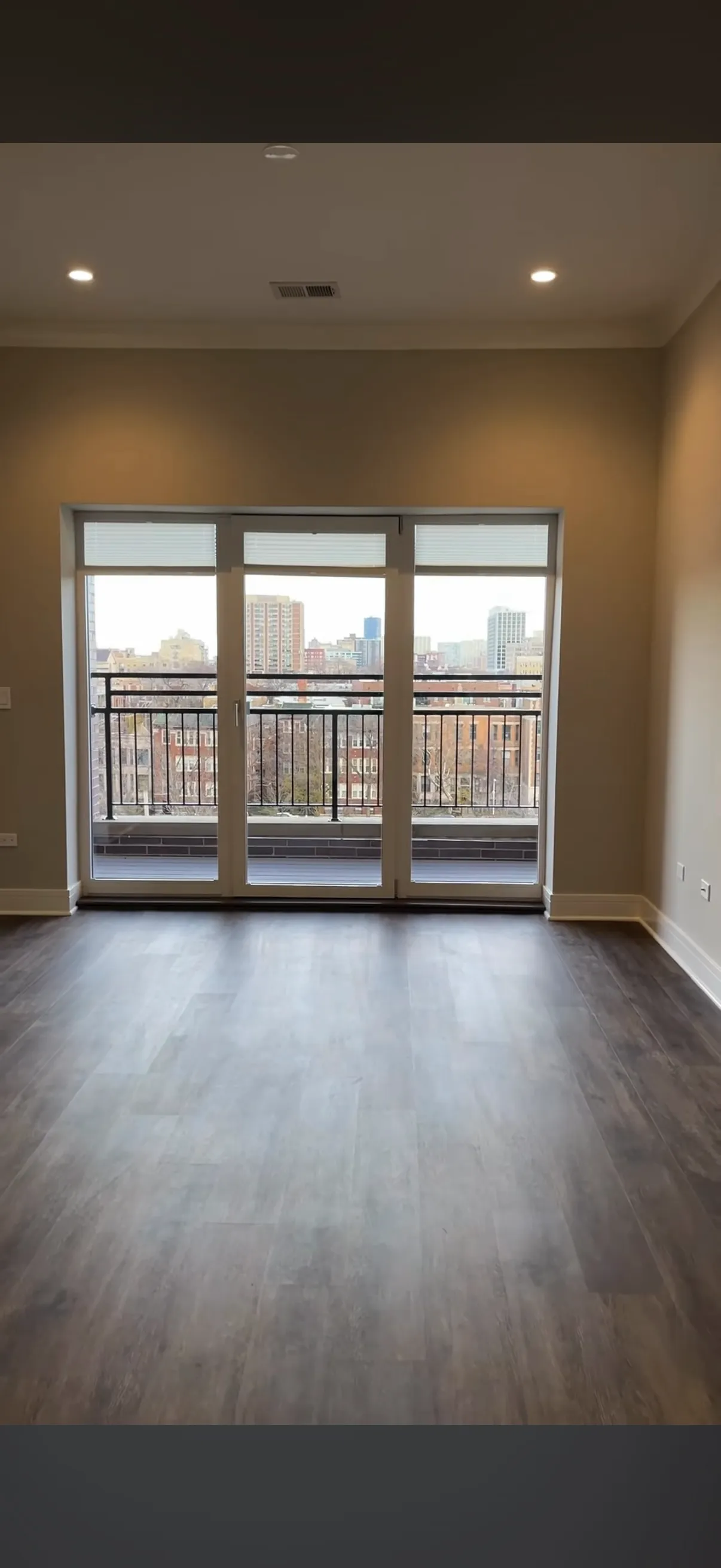 927 W Irving Park Rd   60613 60613-Chicago-IL