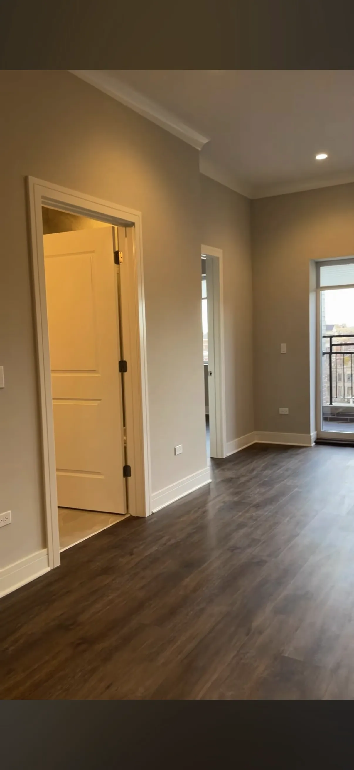 927 W Irving Park Rd   60613 60613-Chicago-IL