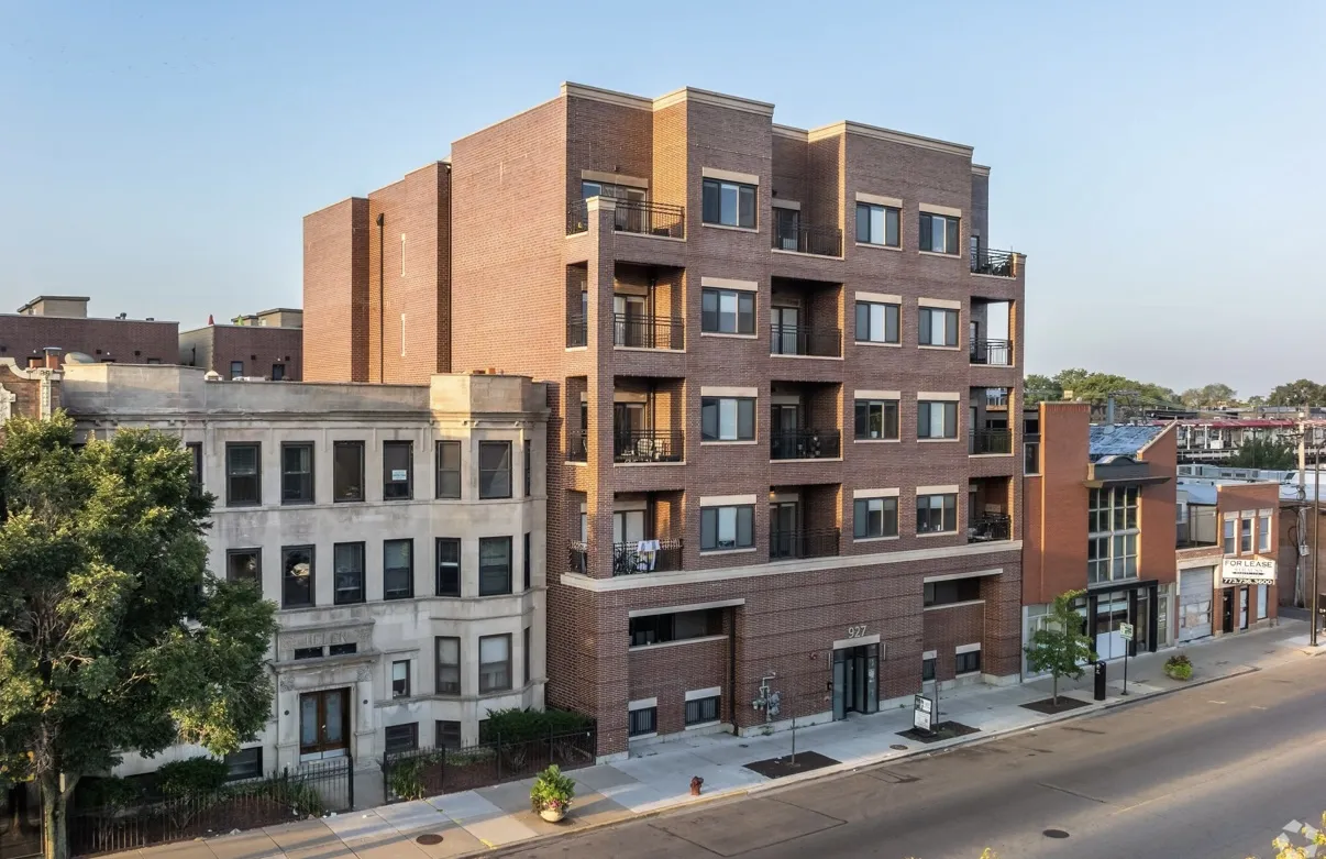 927 W Irving Park Rd   60613 60613-Chicago-IL