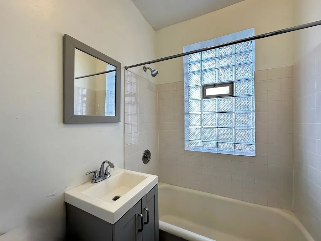 2432 N Linden Pl   60647 60647-unit#208-Chicago-IL