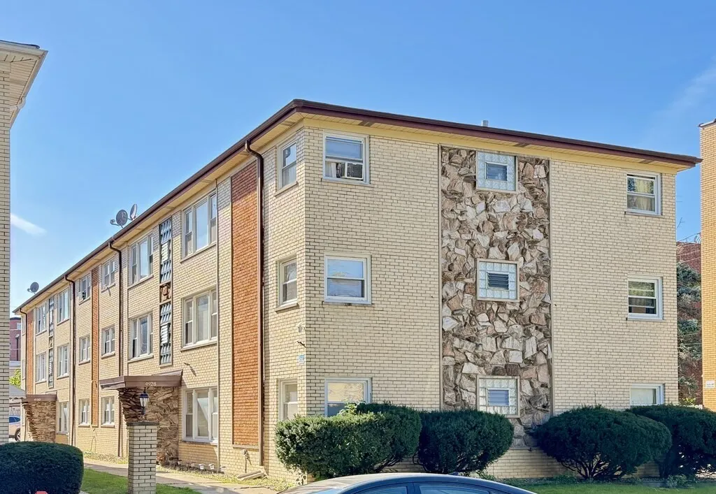 4928 N Lester Ave 60630 60630-unit#2A-Chicago-IL