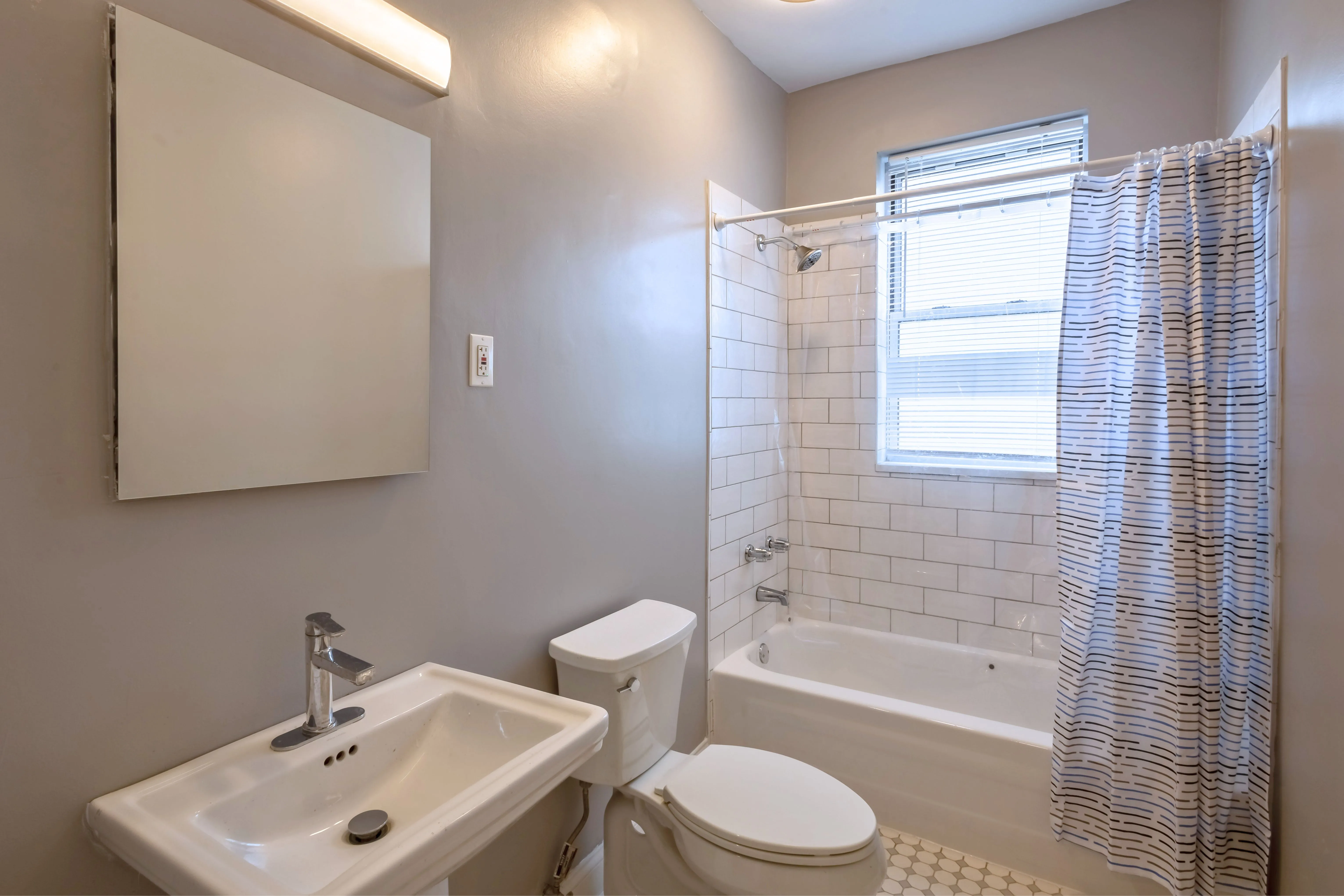 5652 N Ridge Ave 60660 60660-Chicago-IL