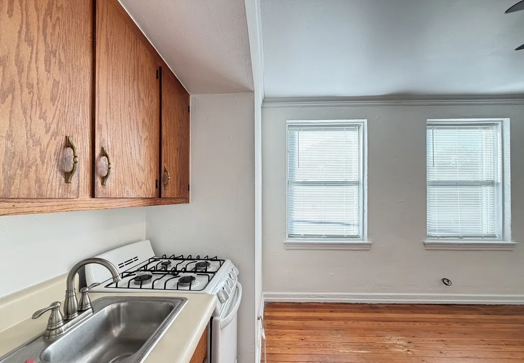 4060 N Kenmore Ave 60613 60613-unit#211a-Chicago-IL