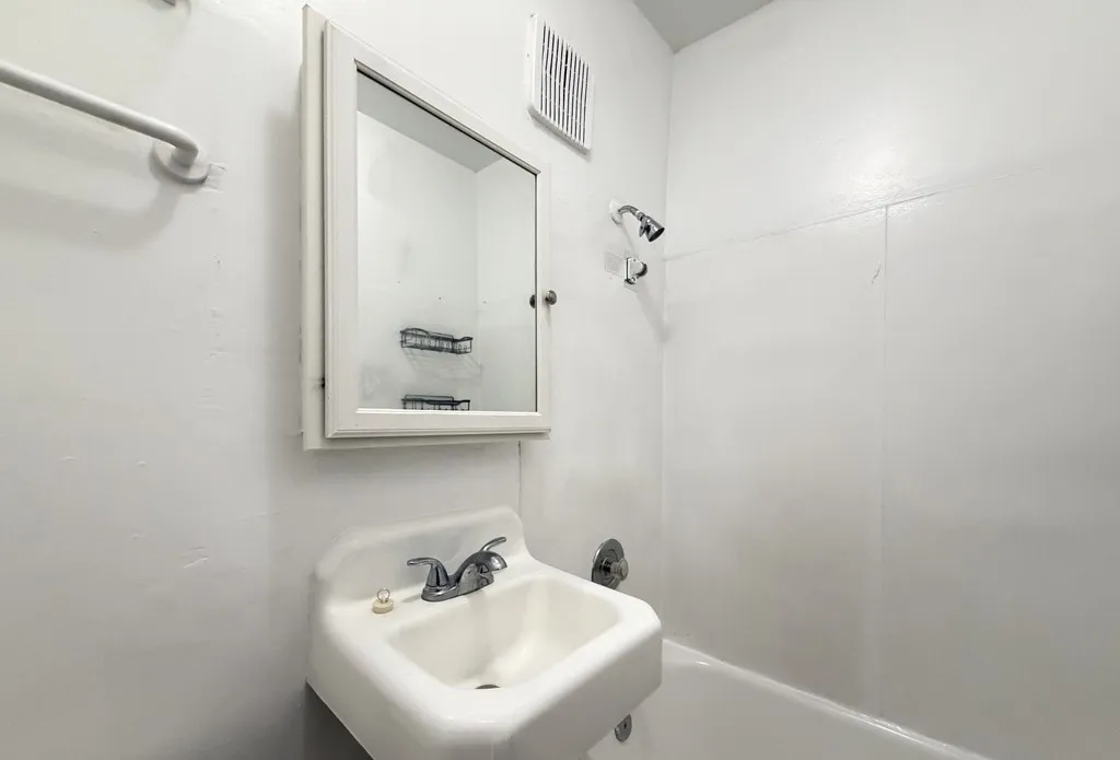 4060 N Kenmore Ave 60613 60613-unit#211a-Chicago-IL