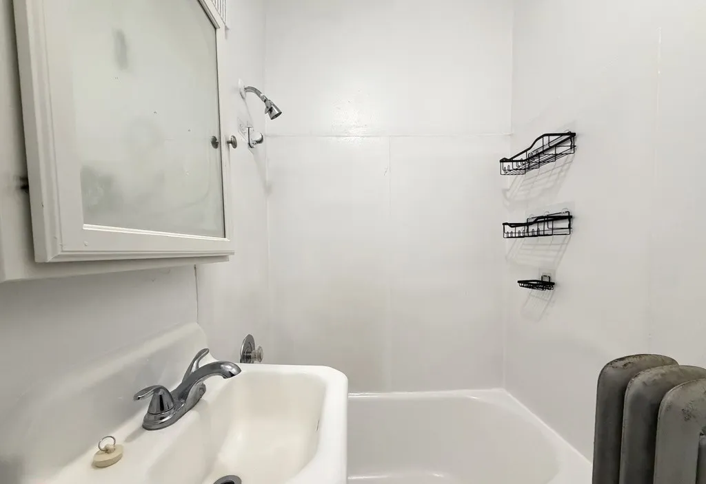 4060 N Kenmore Ave 60613 60613-unit#211a-Chicago-IL