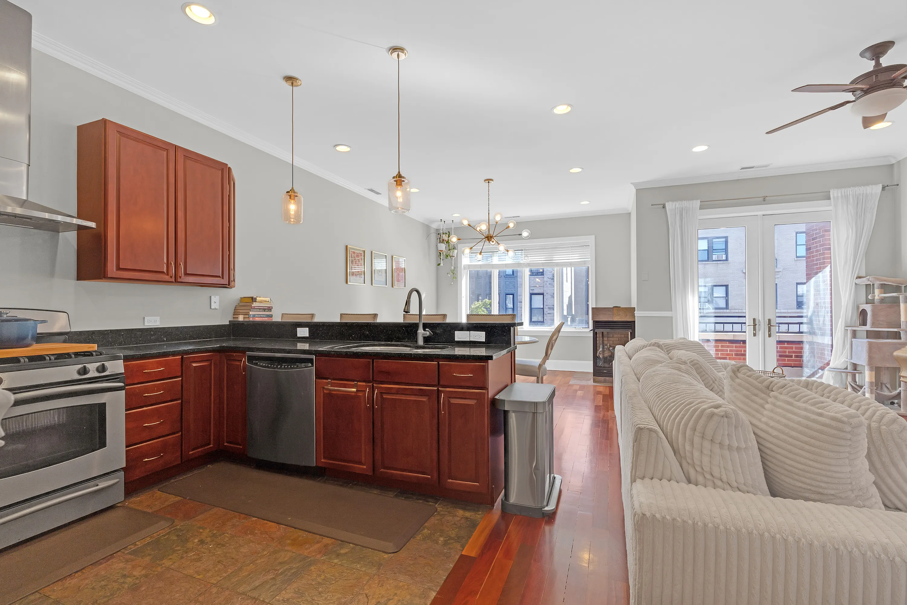 1154 W Diversey Pkwy   60614 60614-unit#2W-Chicago-IL