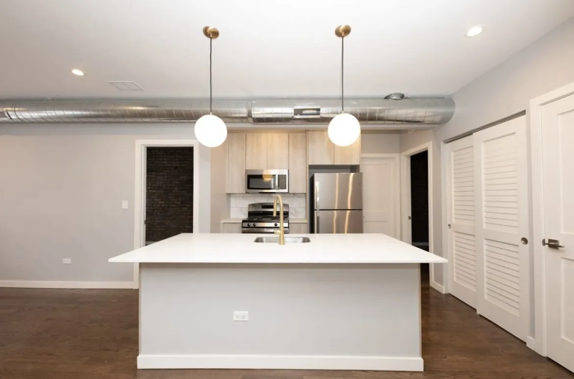858 W Barry Ave 60657 60657-Chicago-IL