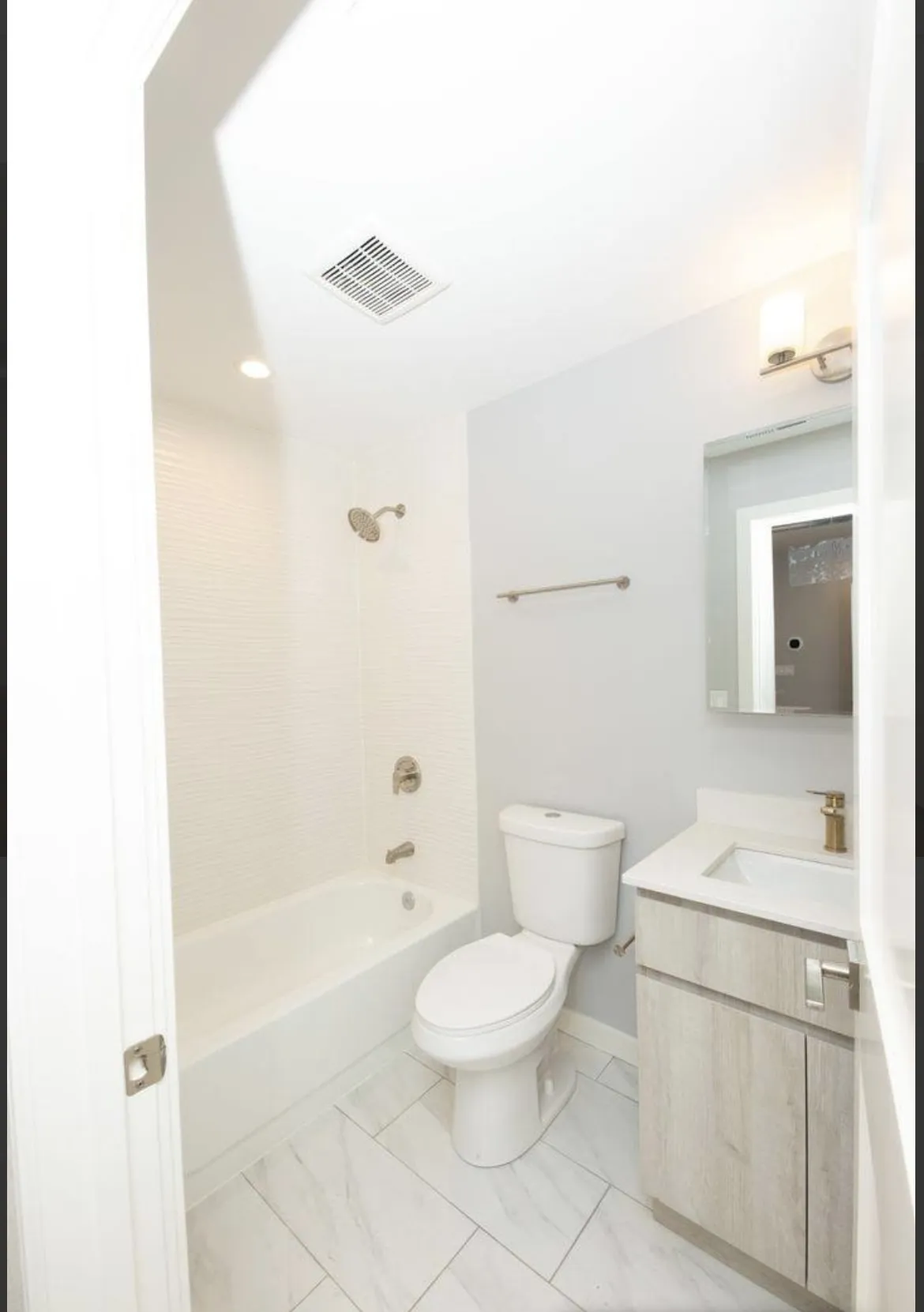 858 W Barry Ave   60657 60657-Chicago-IL