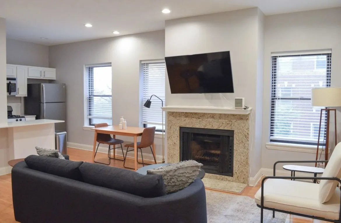 858 W Barry Ave   60657 60657-Chicago-IL