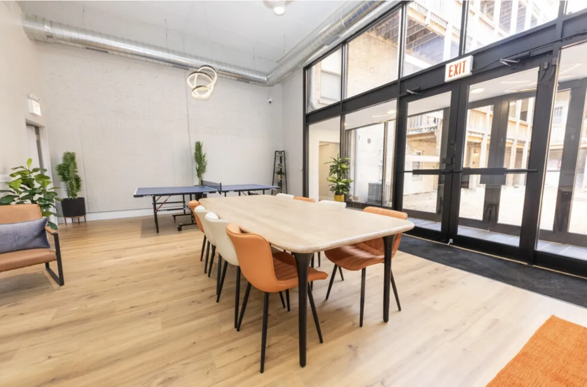 858 W Barry Ave   60657 60657-Chicago-IL