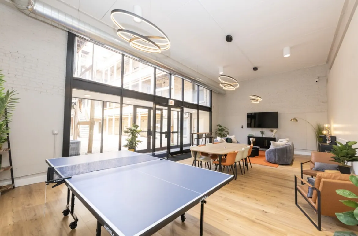 858 W Barry Ave   60657 60657-Chicago-IL