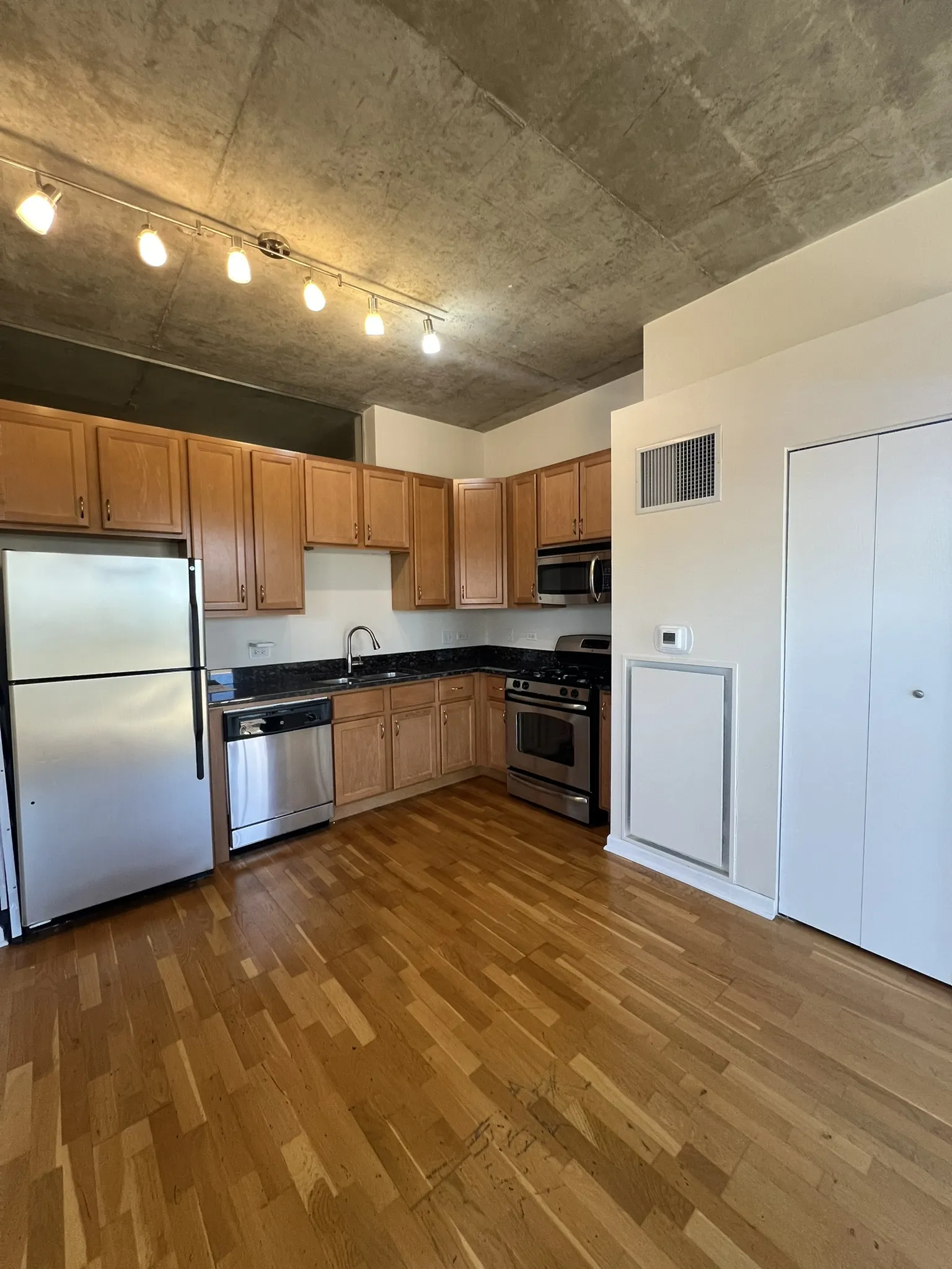 1122 W Catalpa Ave 60640 60640-unit#402-Chicago-IL
