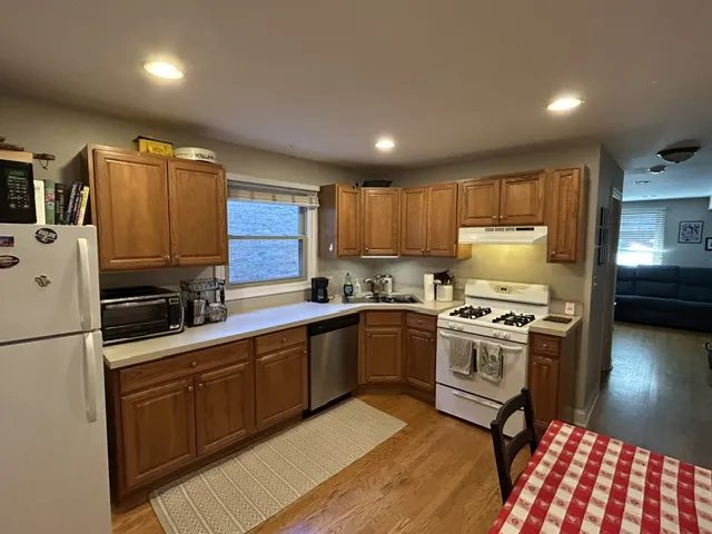 2302 W Roscoe St   60618 60618-unit#Apt. 1R-Chicago-IL
