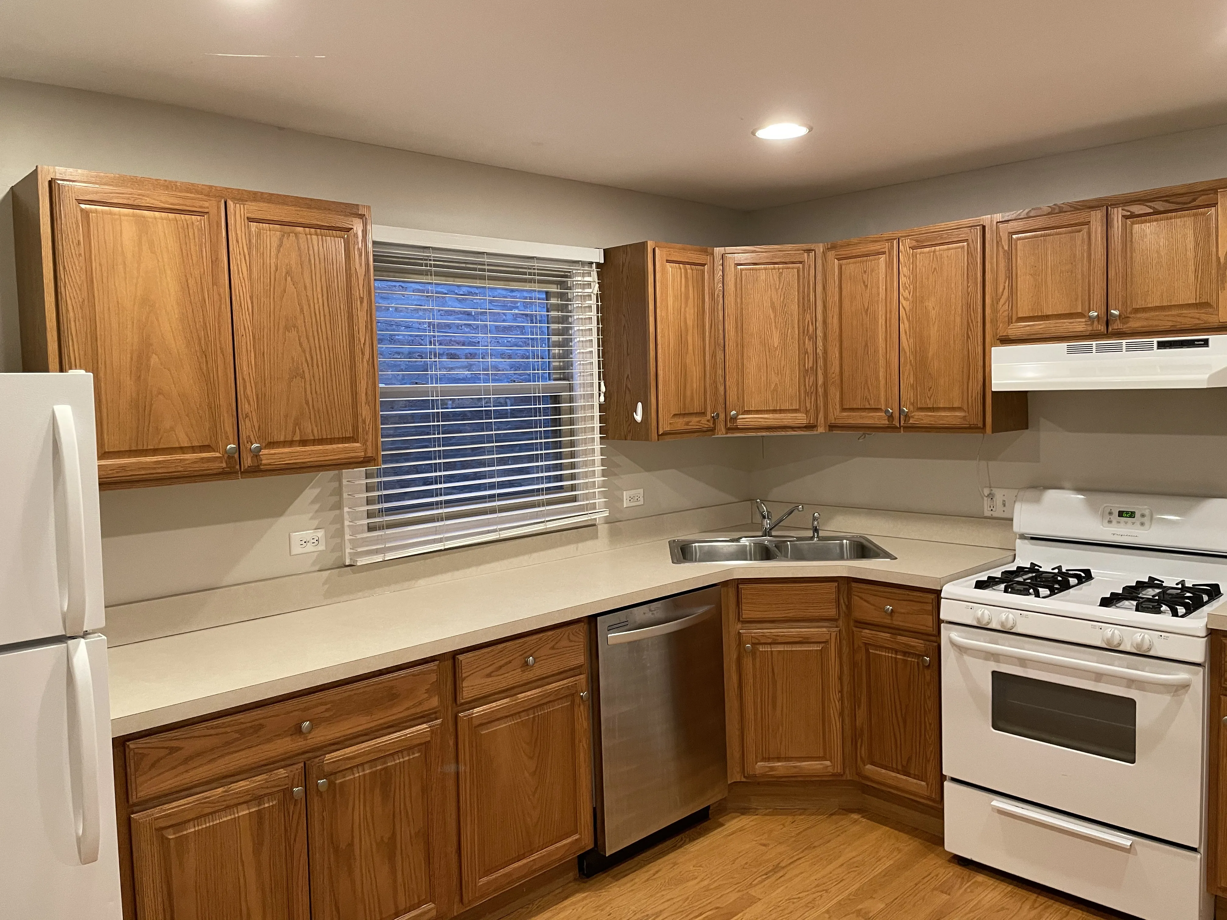 2302 W Roscoe St   60618 60618-unit#Apt. 1R-Chicago-IL