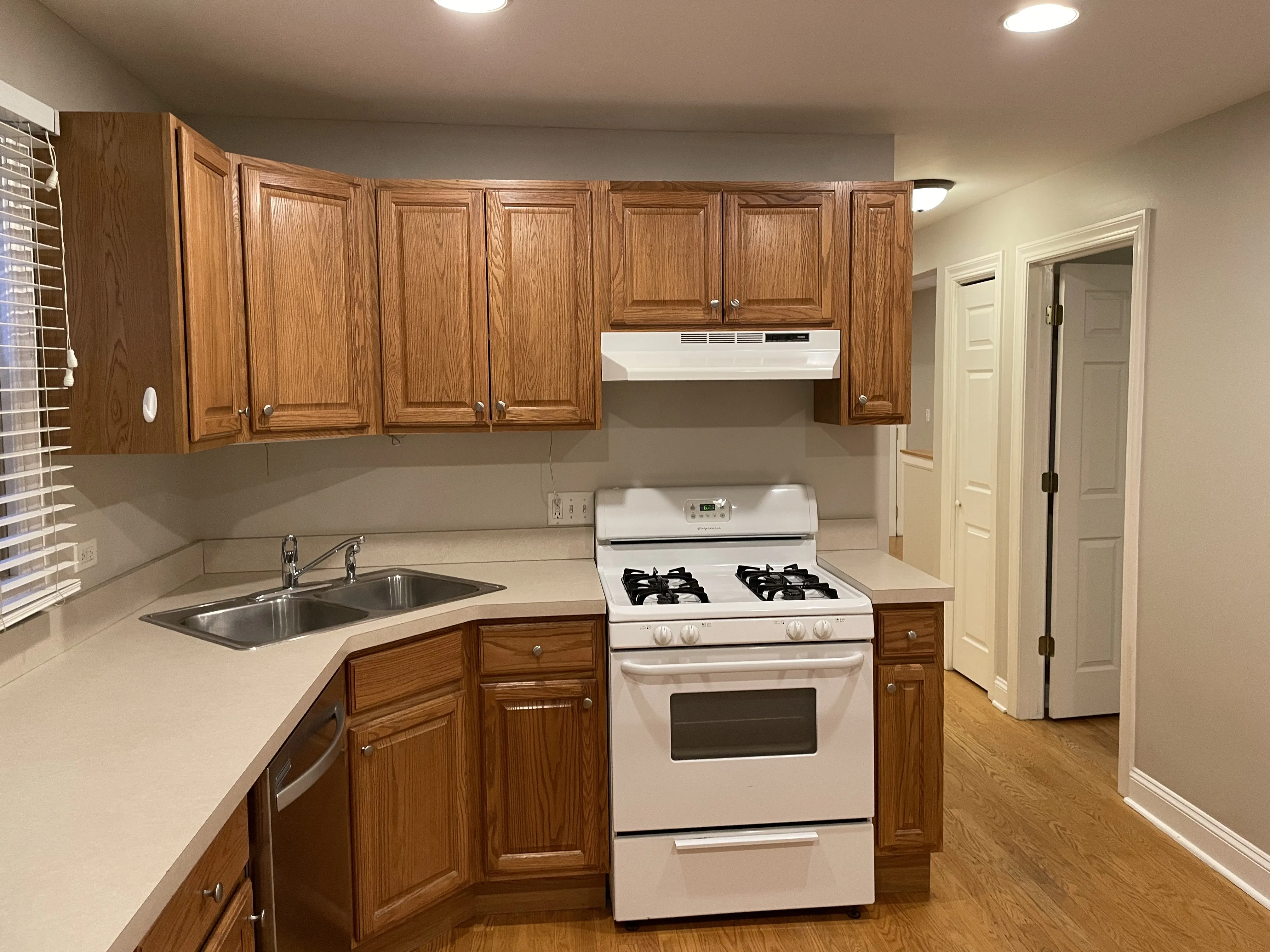 2302 W Roscoe St   60618 60618-unit#Apt. 1R-Chicago-IL