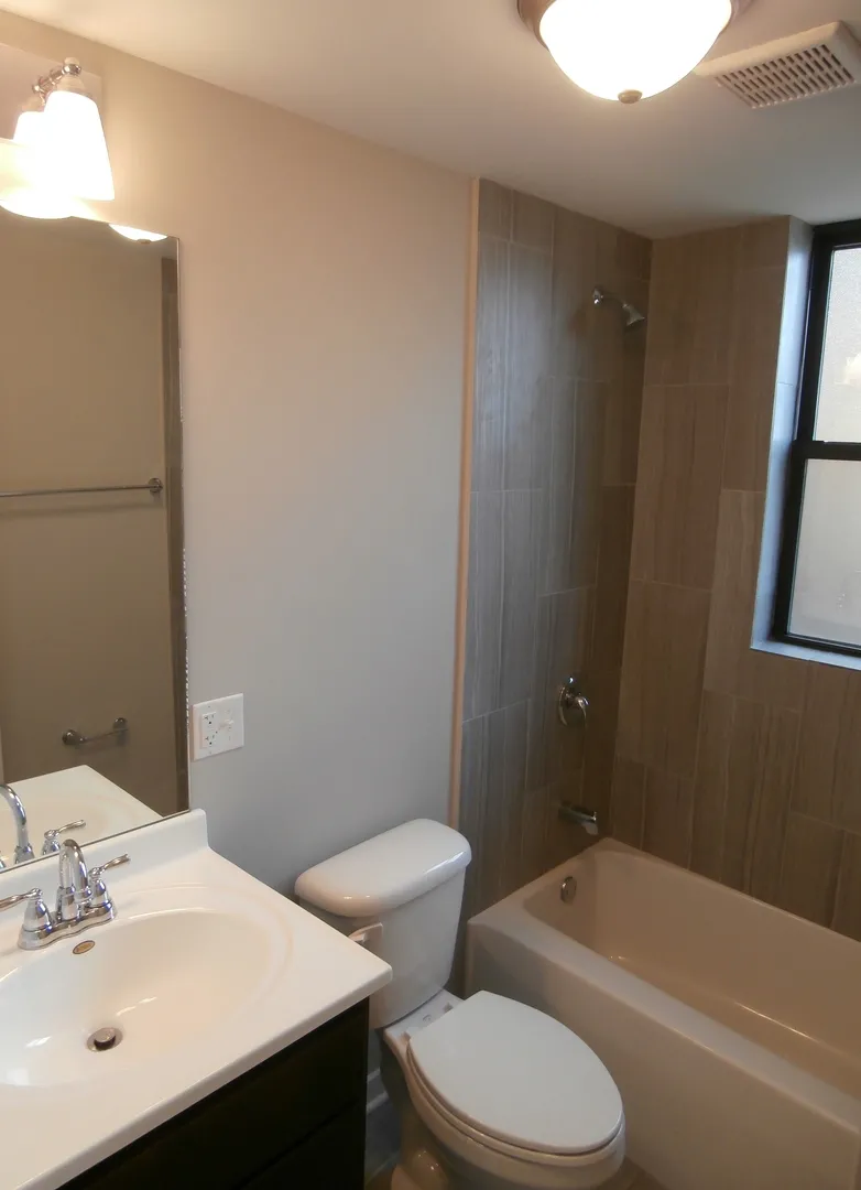 2450 W Albion Ave, , 60645, USA 60645-unit#2E-Chicago-IL