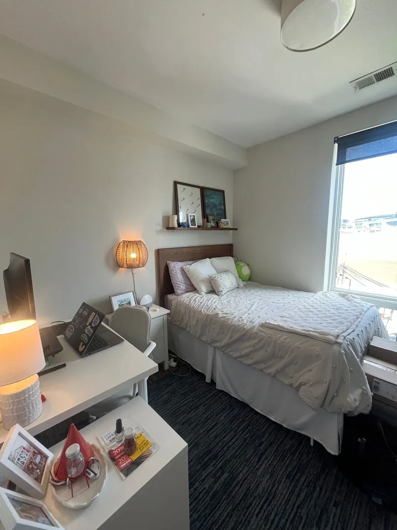 1045 W Cornelia Ave, ,  60657, USA 60657-unit#404-Chicago-IL