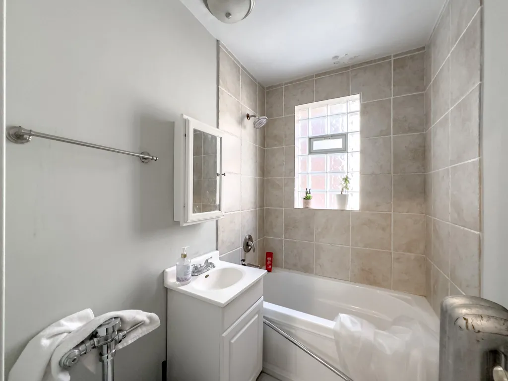 W Surf St, ,  60657, USA 60657-unit#2S-Chicago-IL