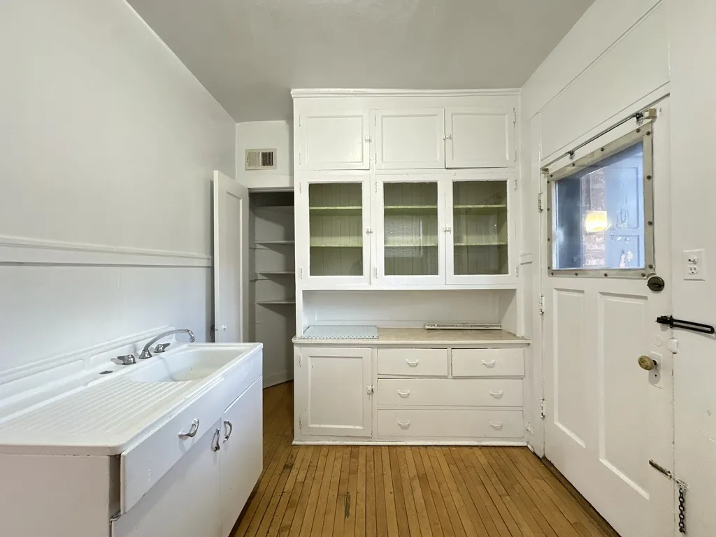 1307 Oak Ave, Evanston,  60201, USA 60201-unit#3W-Chicago-IL