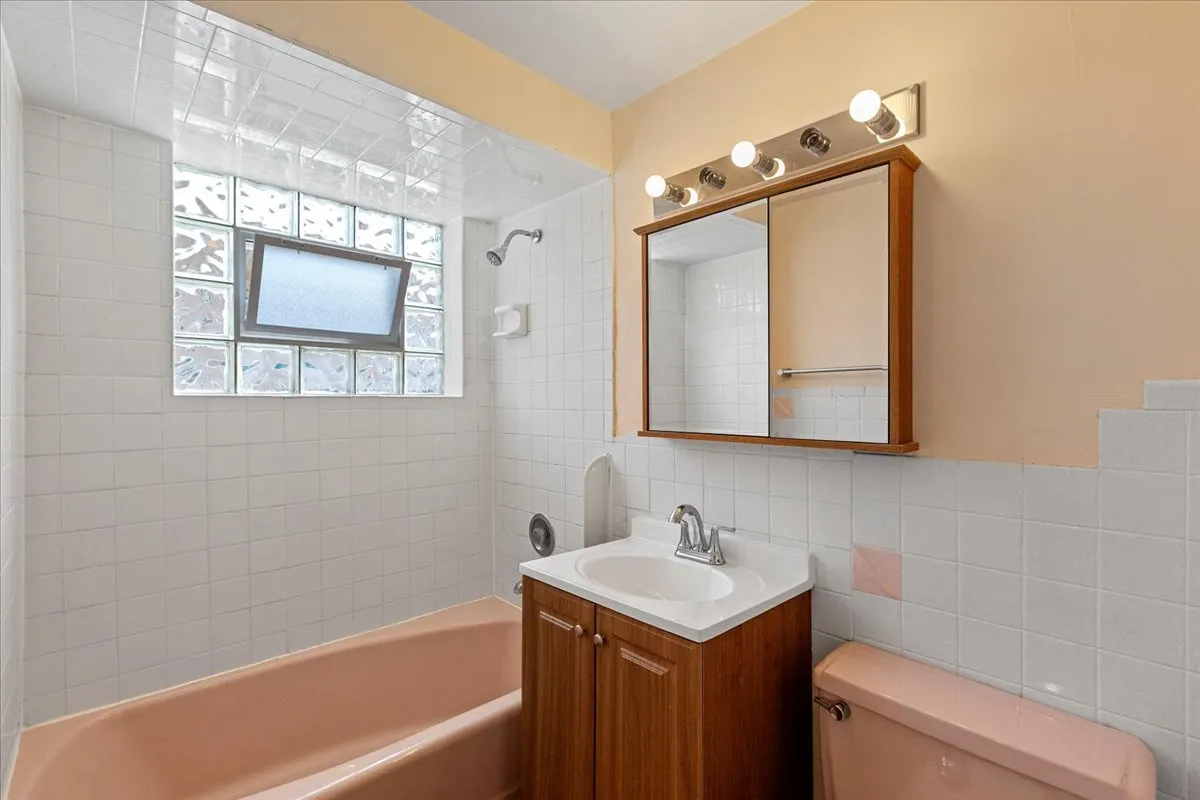 2650 W Touhy Ave, ,  60645, USA 60645-unit#2N-Chicago-IL