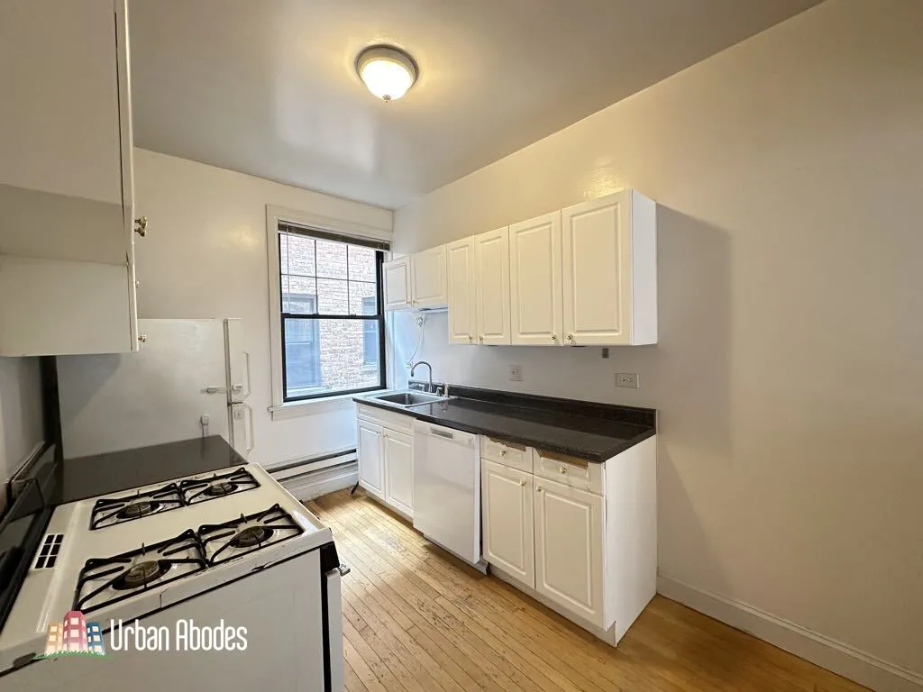 Green Bay Rd &  Ave, ,  60093, USA 60093-unit#B16-Winnetka-IL