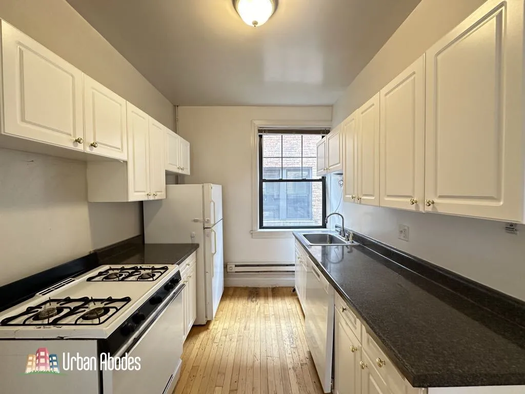 Green Bay Rd &  Ave, ,  60093, USA 60093-unit#B16-Winnetka-IL