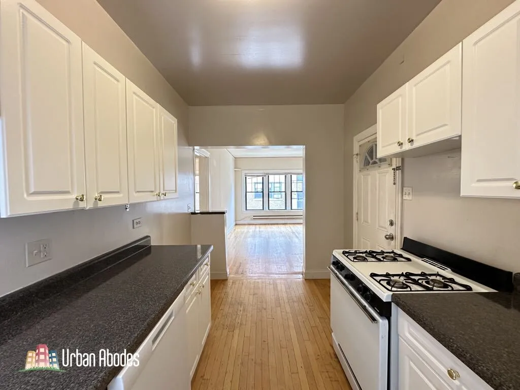 Green Bay Rd &  Ave, ,  60093, USA 60093-unit#B16-Winnetka-IL