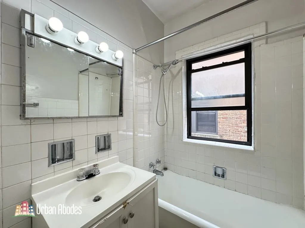 Green Bay Rd &  Ave, ,  60093, USA 60093-unit#B16-Winnetka-IL