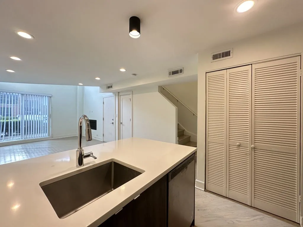 944 W Grace St, ,  60613, USA 60613-unit#E101-Chicago-IL