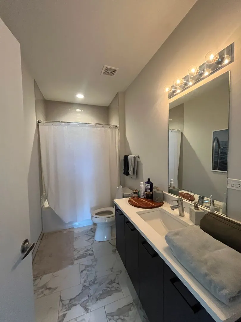 1045 W Cornelia Ave #501, ,  60657, USA 60657-Chicago-IL