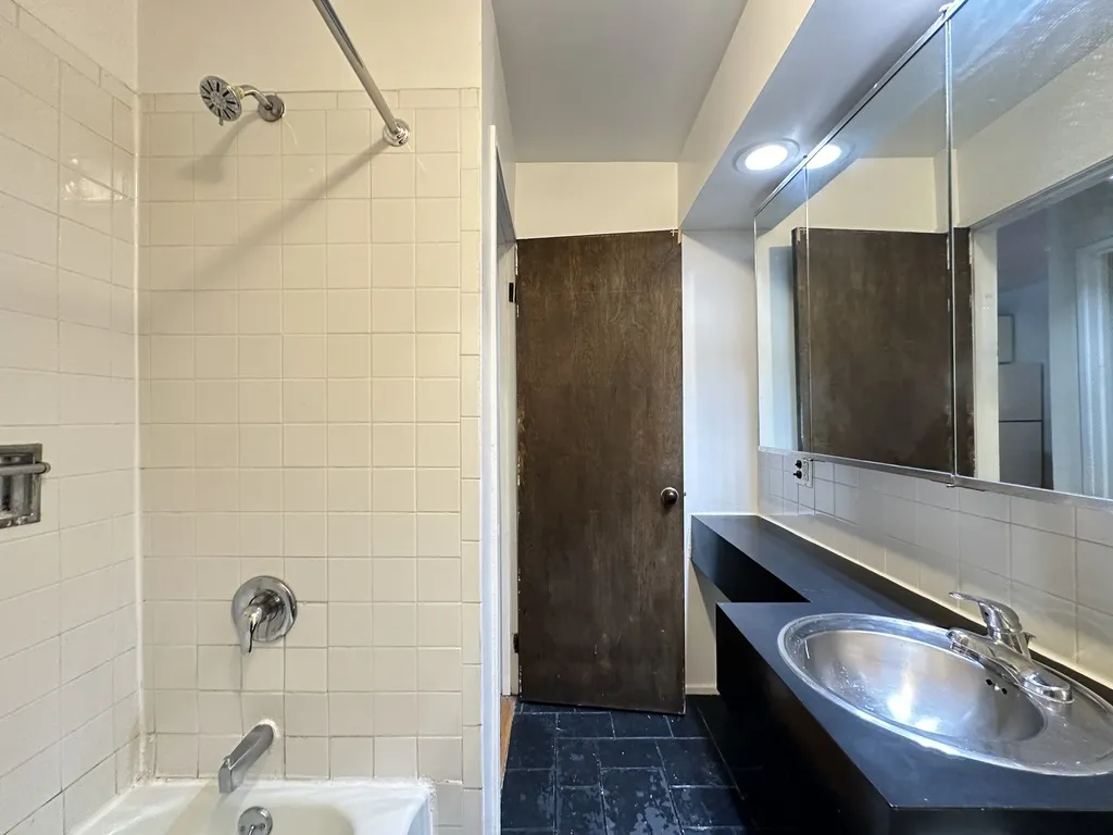 604 W Surf St, ,  60657, USA 60657-unit#3-Chicago-IL