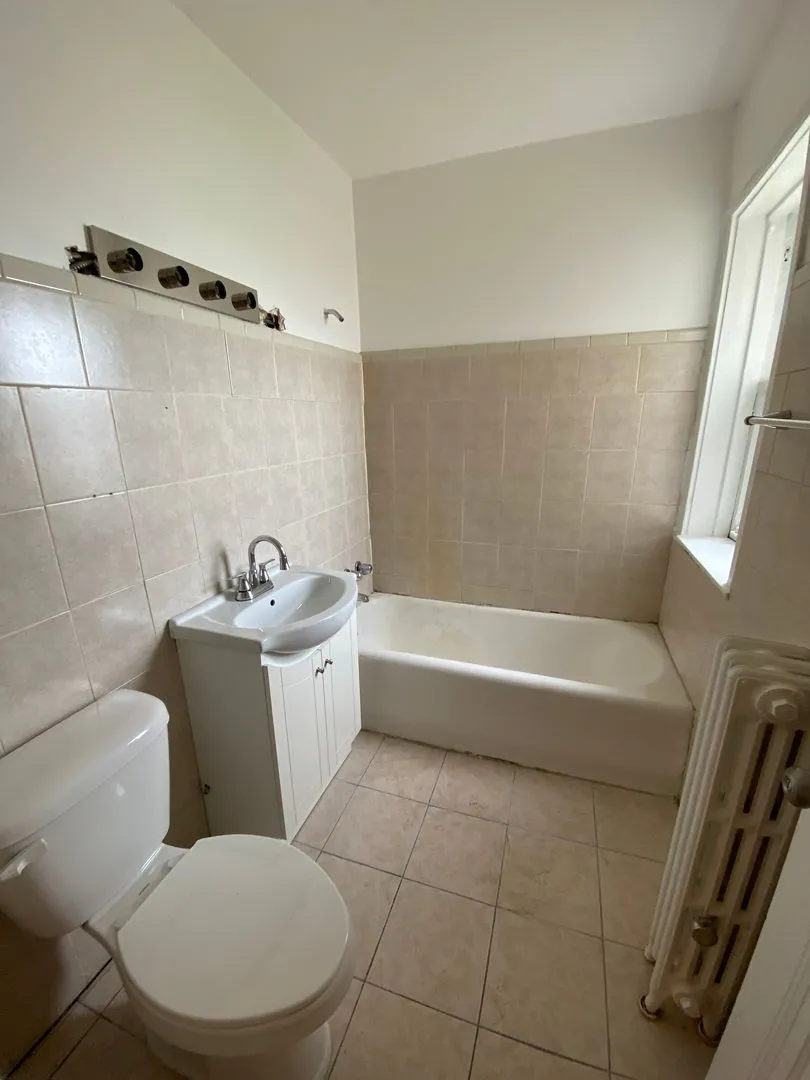 6305 N Washtenaw Ave, ,  60659, USA 60659-unit#1-Chicago-IL