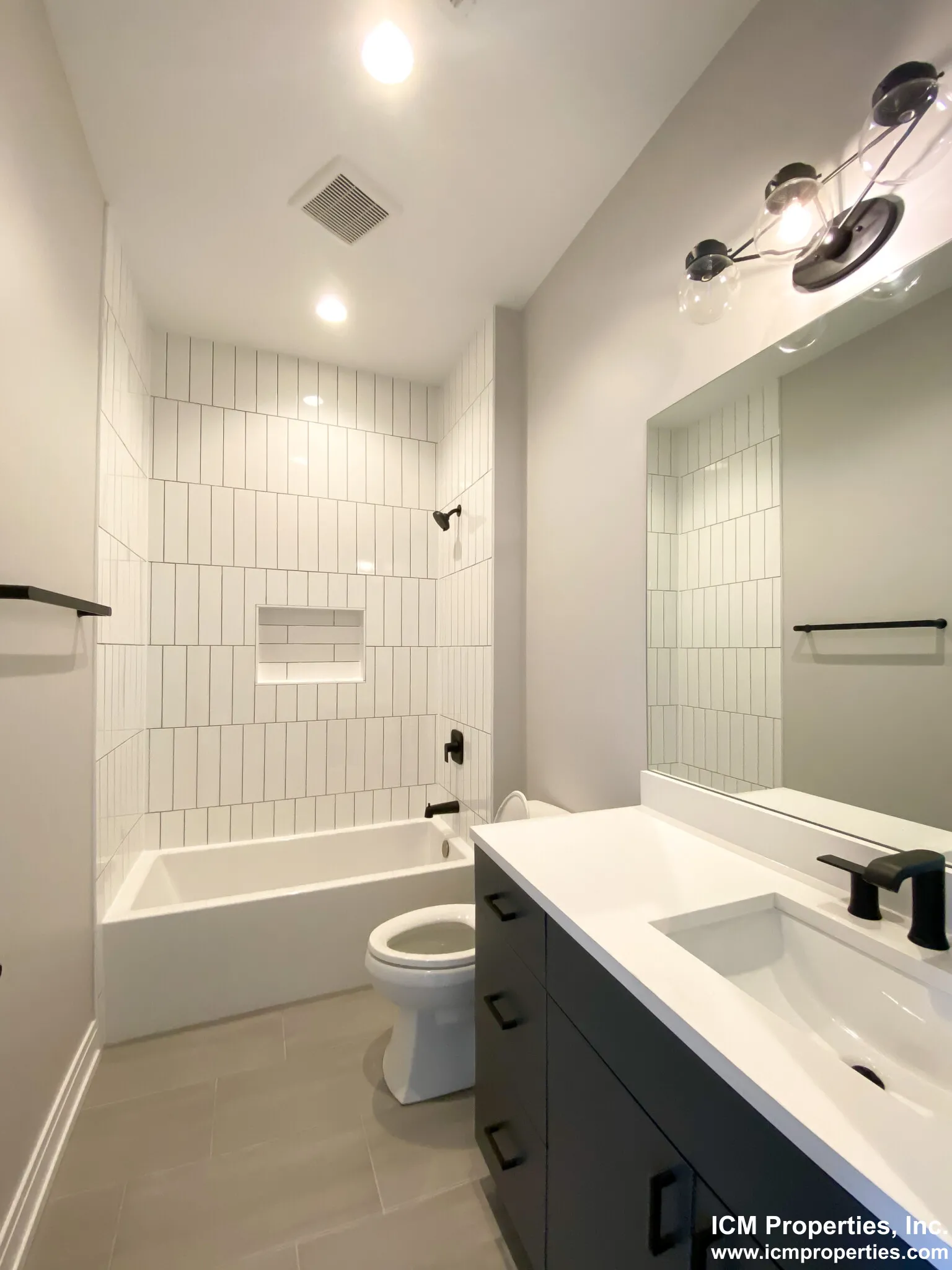 1050 W Cornelia Ave, ,  60657, USA 60657-unit#1050-202-Chicago-IL