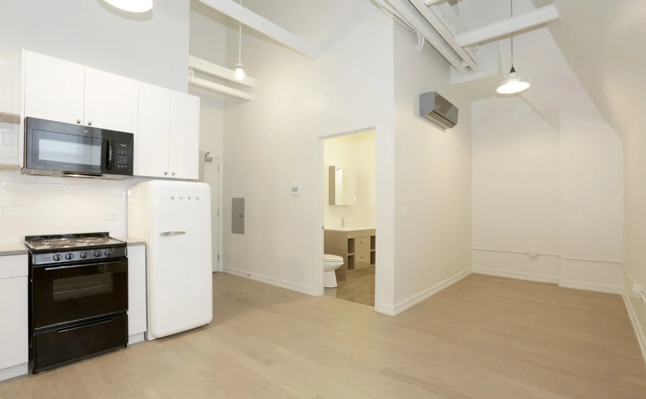 108 W  Ave, ,  60654, USA 60654-unit#STUDIO-Chicago-IL