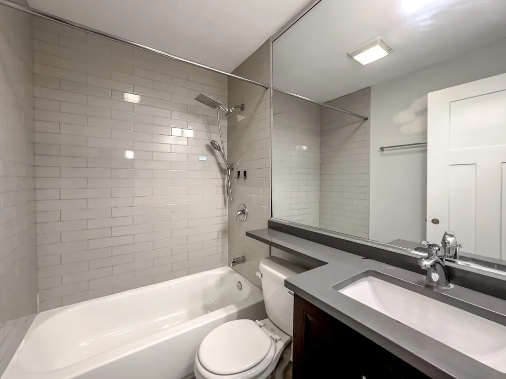 530 W Surf St, ,  60657, USA 60657-unit#202-Chicago-IL