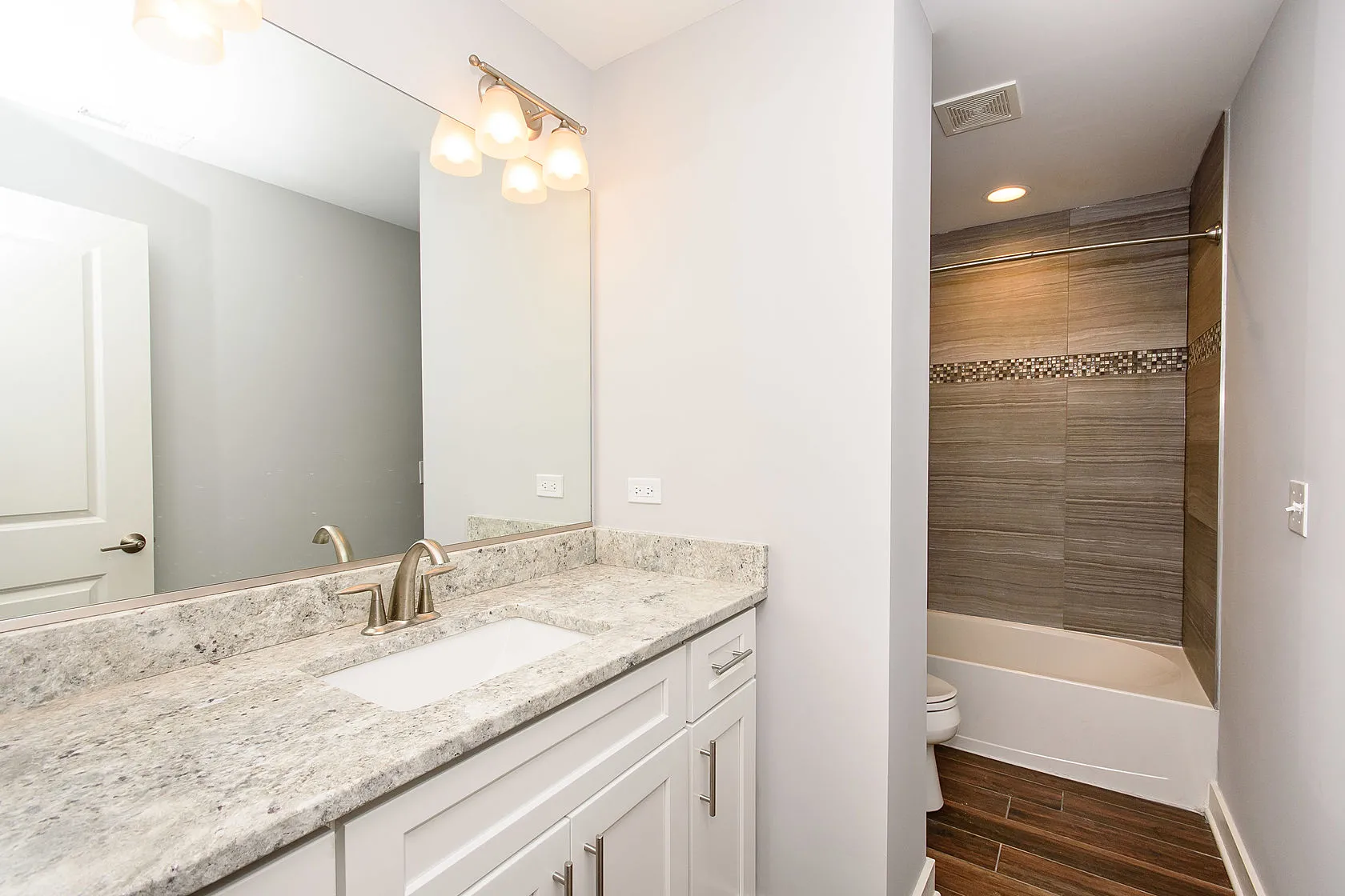 852 W Newport Ave, ,  60657, USA 60657-unit#G-Chicago-IL