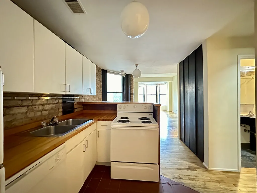 604 W Surf St, ,  60657, USA 60657-unit#3-Chicago-IL