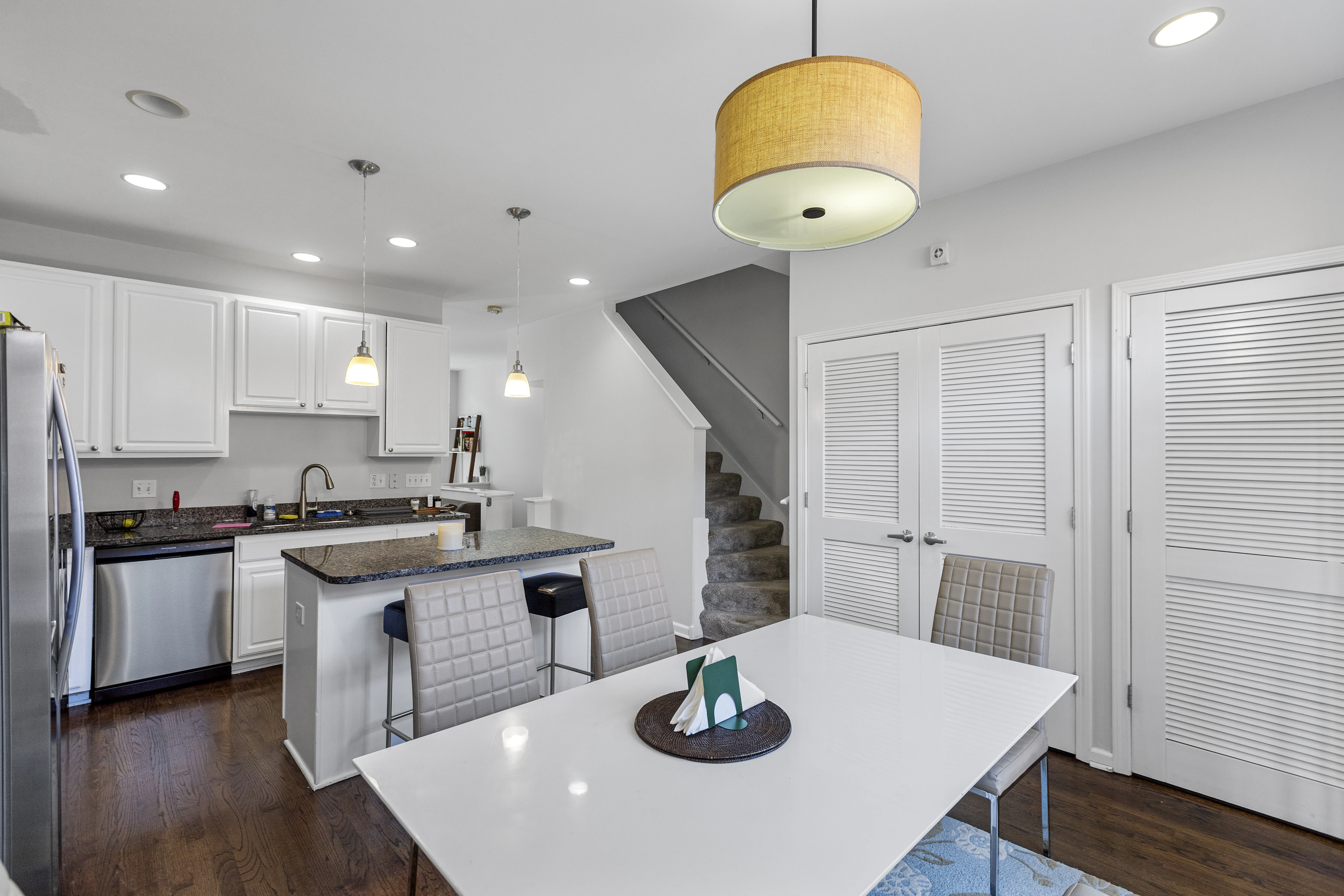 720 W Evergreen Ave, ,  60610, USA 60610-Chicago-IL