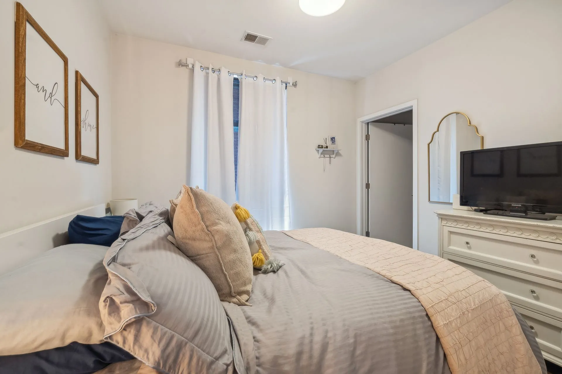 1045 W Cornelia Ave, , 60657, USA 60657-unit#303-Chicago-IL