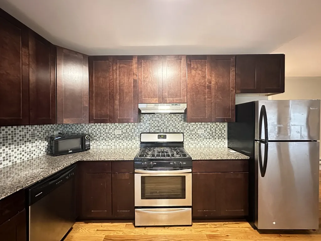 811 Elm St, Winnetka,  60093, USA 60093-unit#209-Chicago-IL