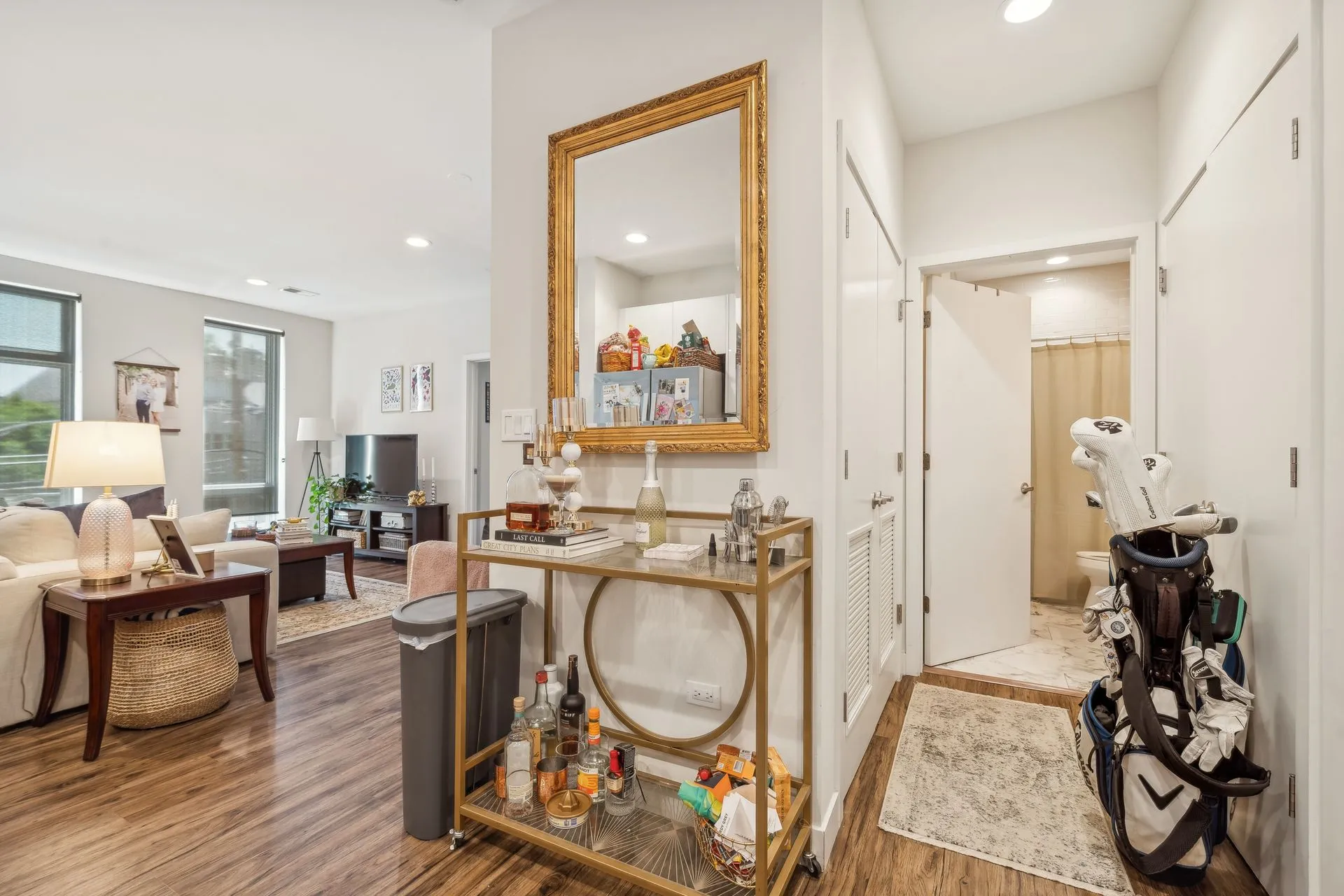 1045 W Cornelia Ave #501, ,  60657, USA 60657-Chicago-IL