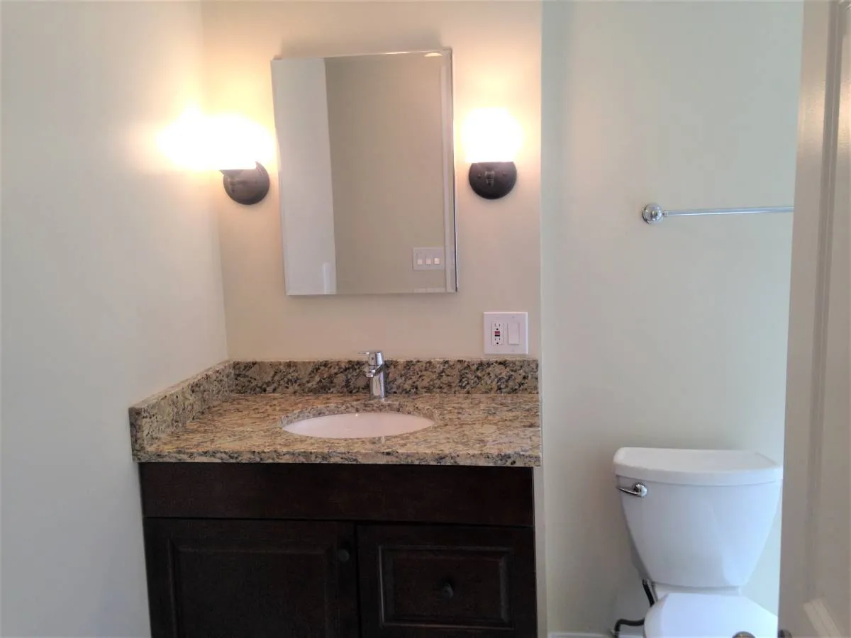 525 W. Cornelia / 520 W. Stratford Apartments